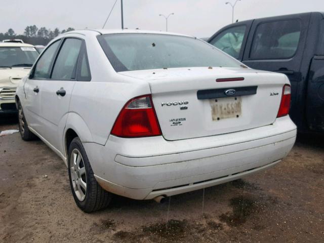 1FAFP34N05W292370 - 2005 FORD FOCUS ZX4 WHITE photo 3