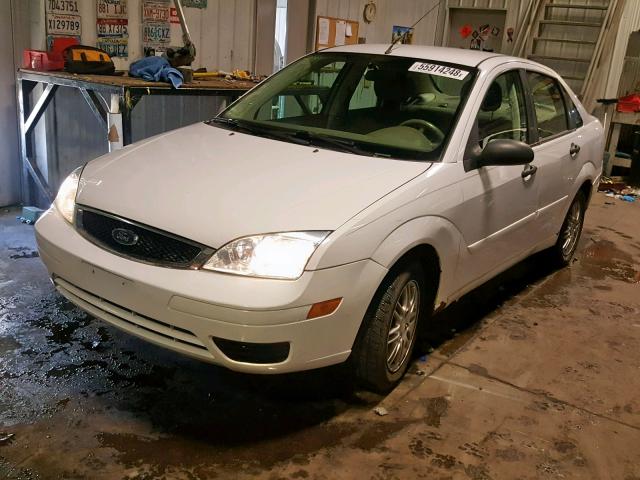 1FAFP34N65W143042 - 2005 FORD FOCUS ZX4 WHITE photo 2