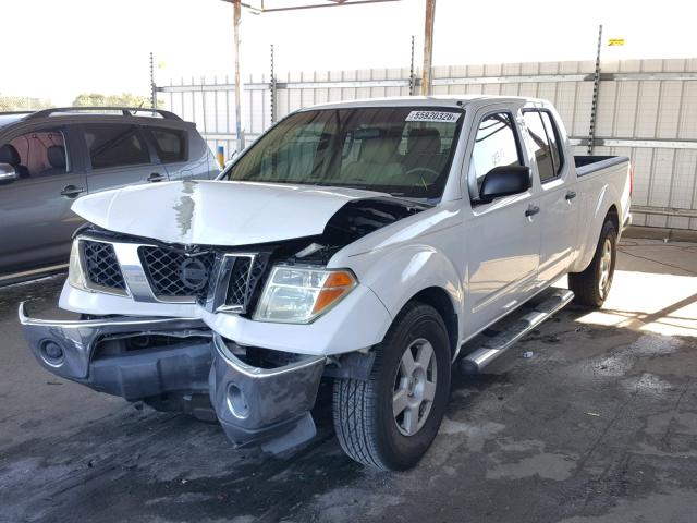 1N6AD09U97C442215 - 2007 NISSAN FRONTIER C WHITE photo 2