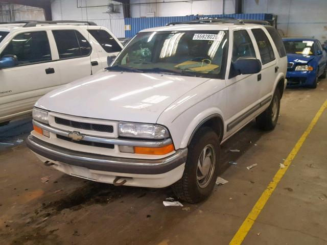 1GNDT13W8YK149813 - 2000 CHEVROLET BLAZER WHITE photo 2