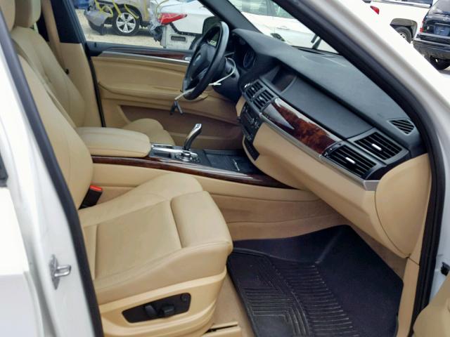 5UXZV8C5XCL423622 - 2012 BMW X5 XDRIVE5 WHITE photo 5