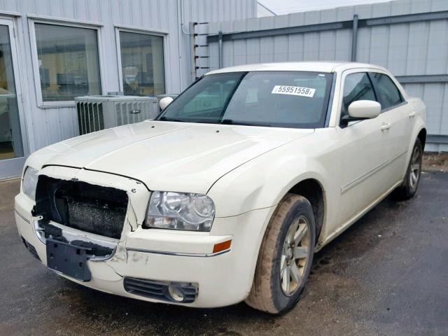 2C3KA53G67H807791 - 2007 CHRYSLER 300 TOURIN WHITE photo 2