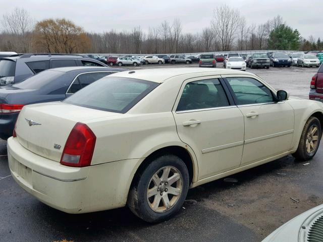 2C3KA53G67H807791 - 2007 CHRYSLER 300 TOURIN WHITE photo 4