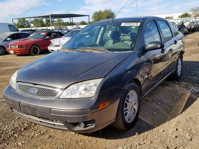 1FAHP34N85W296854 - 2005 FORD FOCUS ZX4 GRAY photo 2