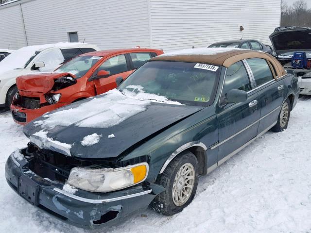 1LNFM82W8WY720392 - 1998 LINCOLN TOWN CAR S GREEN photo 2