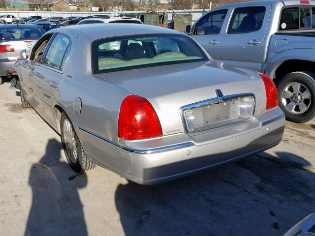 1LNHM82W23Y653941 - 2003 LINCOLN TOWN CAR S SILVER photo 3