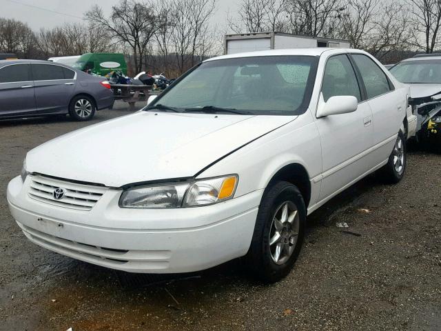 JT2BG22K4W0165033 - 1998 TOYOTA CAMRY CE WHITE photo 2