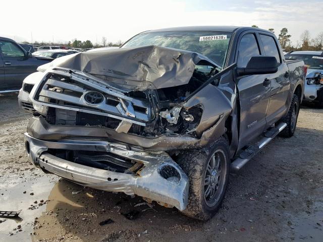 5TFEY5F10DX139389 - 2013 TOYOTA TUNDRA CRE GRAY photo 2