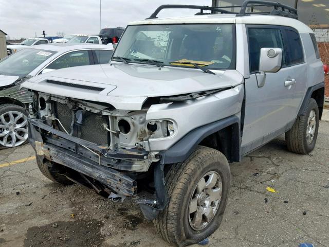 JTEBU11F070047346 - 2007 TOYOTA FJ CRUISER SILVER photo 2