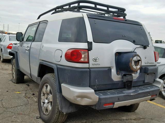 JTEBU11F070047346 - 2007 TOYOTA FJ CRUISER SILVER photo 3