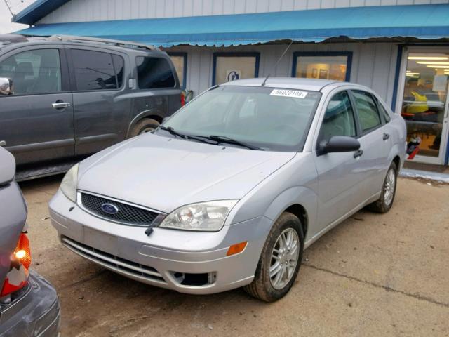 1FAFP34N87W204135 - 2007 FORD FOCUS ZX4 SILVER photo 2