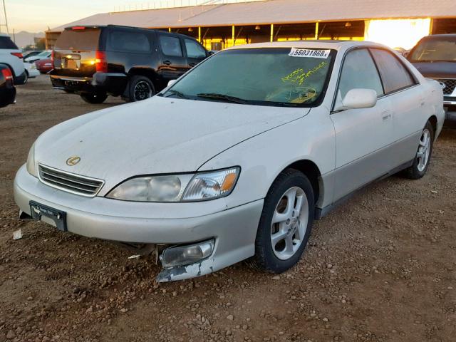 JT8BF28G1Y5078546 - 2000 LEXUS ES 300 WHITE photo 2