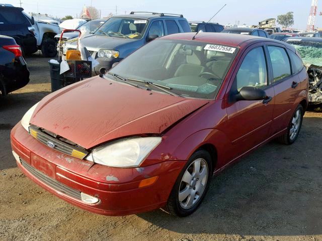 3FAHP37302R114704 - 2002 FORD FOCUS ZX5 MAROON photo 2