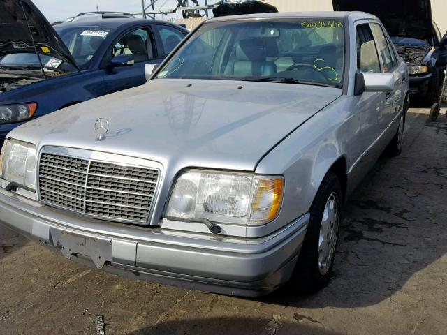 WDBEA32EXRC140080 - 1994 MERCEDES-BENZ E 320 SILVER photo 2