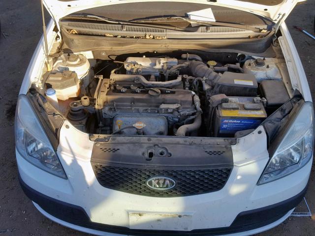 KNADE123766135060 - 2006 KIA RIO WHITE photo 7