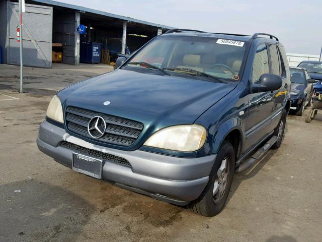 4JGAB54E2WA022663 - 1998 MERCEDES-BENZ ML 320 GREEN photo 2