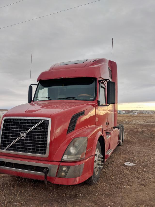 4V4NC9TG26N444412 - 2006 VOLVO VN VNL RED photo 2