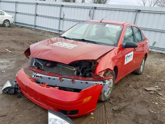 1FAHP34N05W161786 - 2005 FORD FOCUS ZX4 RED photo 2