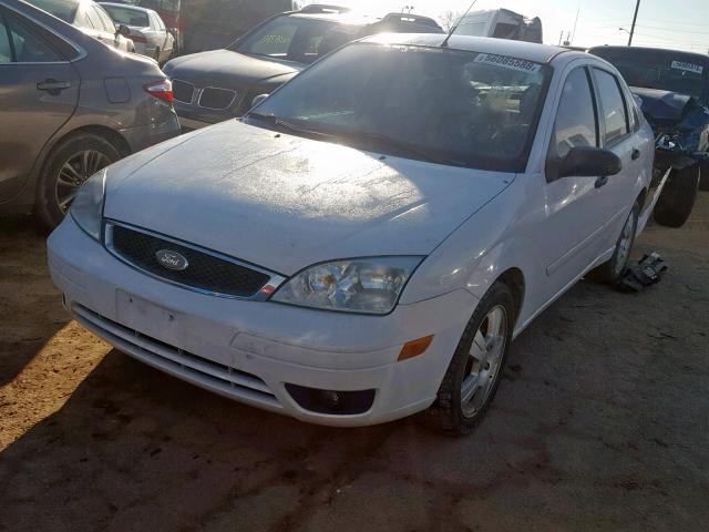 1FAFP34N86W172401 - 2006 FORD FOCUS ZX4 WHITE photo 2