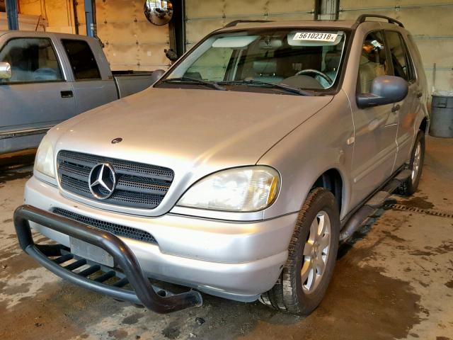 4JGAB54EXXA053516 - 1999 MERCEDES-BENZ ML 320 SILVER photo 2