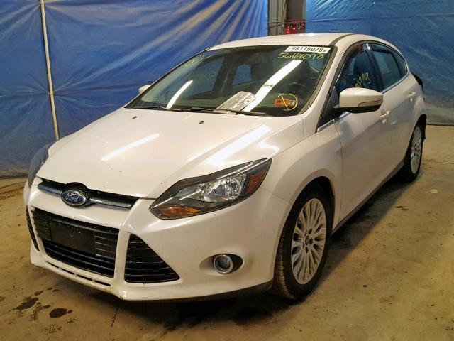 1FAHP3N23CL293802 - 2012 FORD FOCUS TITA WHITE photo 2