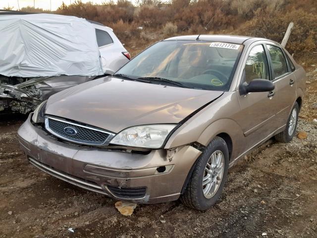 1FAFP34N45W131410 - 2005 FORD FOCUS ZX4 GOLD photo 2