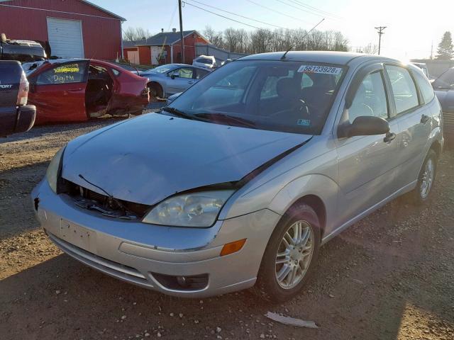 3FAFP37N05R137008 - 2005 FORD FOCUS ZX5 SILVER photo 2