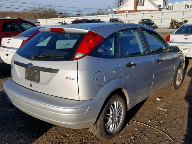 3FAFP37N05R137008 - 2005 FORD FOCUS ZX5 SILVER photo 4