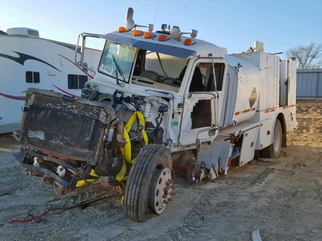 2NPLHD7X07M695909 - 2007 PETERBILT 335 WHITE photo 2