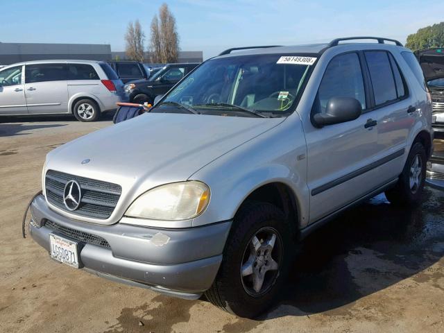 4JGAB54E3XA124166 - 1999 MERCEDES-BENZ ML 320 SILVER photo 2