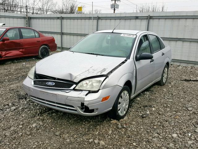 1FAFP34N45W315021 - 2005 FORD FOCUS ZX4 SILVER photo 2