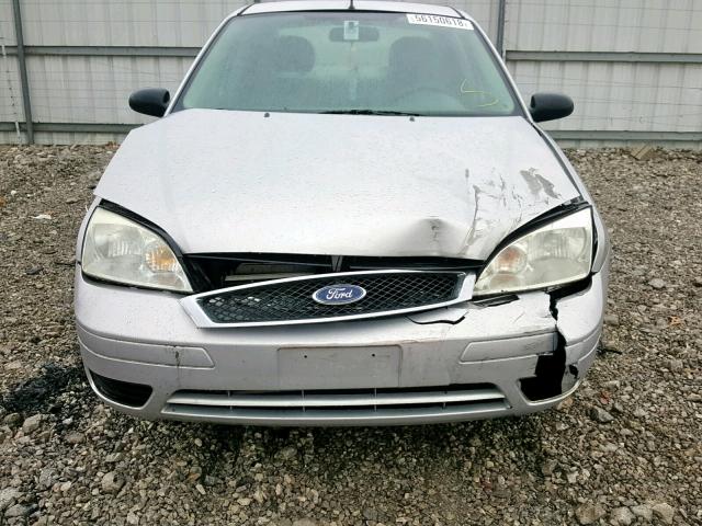 1FAFP34N45W315021 - 2005 FORD FOCUS ZX4 SILVER photo 9