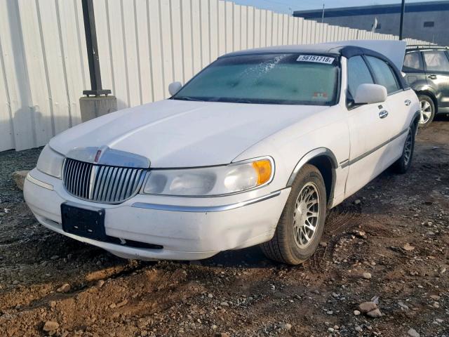 1LNHM82W1YY915603 - 2000 LINCOLN TOWN CAR S WHITE photo 2