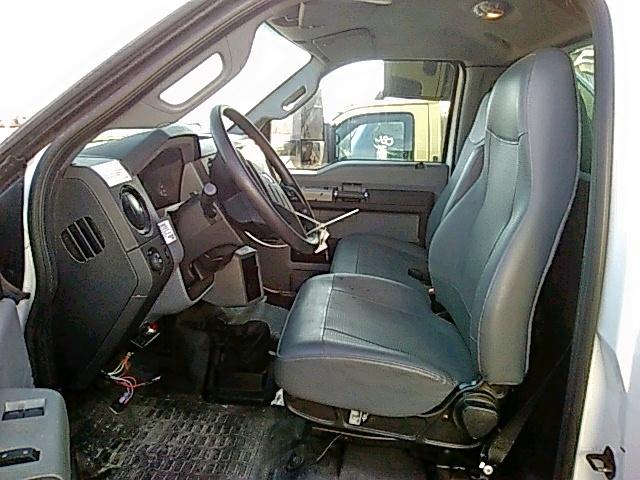 1FDNF6AY6HDB02401 - 2017 FORD F650 SUPER WHITE photo 5