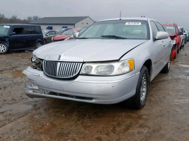 1LNHM85W82Y620257 - 2002 LINCOLN TOWN CAR C GRAY photo 2