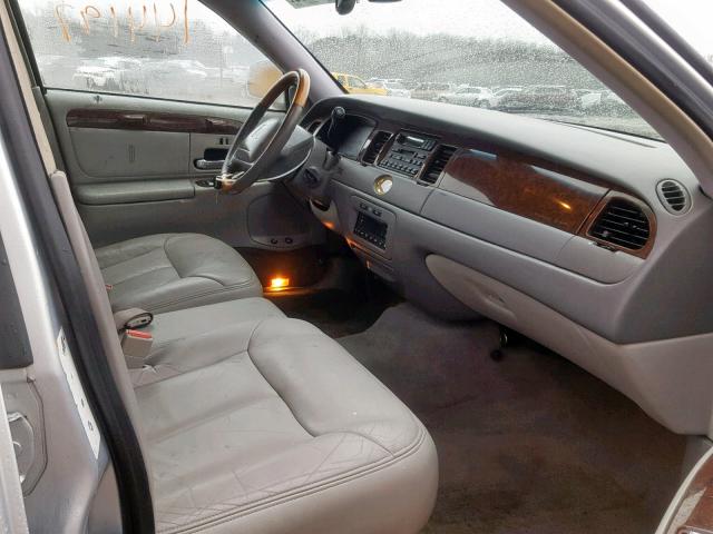 1LNHM85W82Y620257 - 2002 LINCOLN TOWN CAR C GRAY photo 5