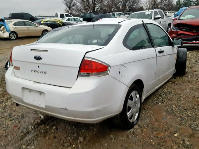 1FAHP32NX8W267220 - 2008 FORD FOCUS S/SE WHITE photo 4