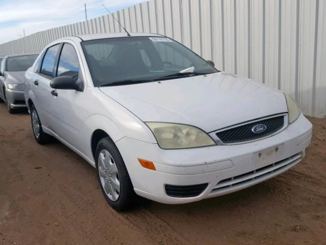 1FAFP34N25W152756 - 2005 FORD FOCUS ZX4 WHITE photo 1