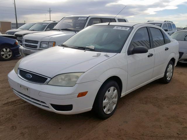 1FAFP34N25W152756 - 2005 FORD FOCUS ZX4 WHITE photo 2