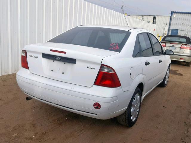 1FAFP34N25W152756 - 2005 FORD FOCUS ZX4 WHITE photo 4