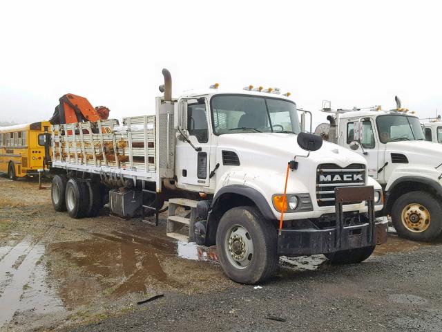 1M2AG11C65M025575 - 2005 MACK 700 CV700 WHITE photo 1