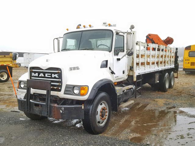 1M2AG11C65M025575 - 2005 MACK 700 CV700 WHITE photo 2