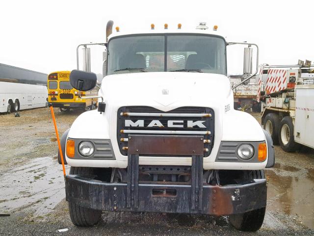 1M2AG11C65M025575 - 2005 MACK 700 CV700 WHITE photo 9