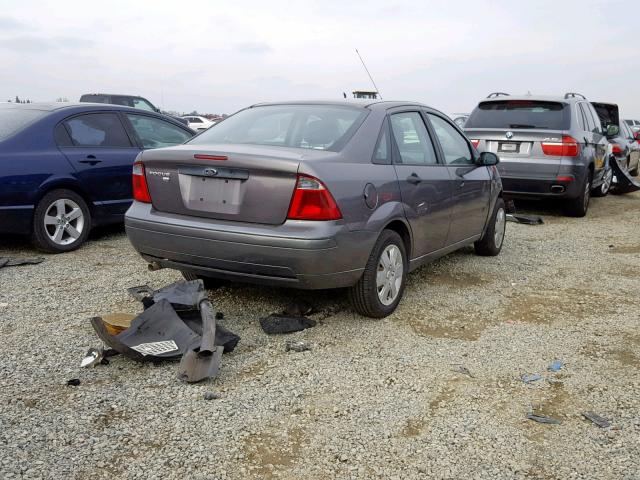 1FAHP34N37W220414 - 2007 FORD FOCUS ZX4 GRAY photo 4