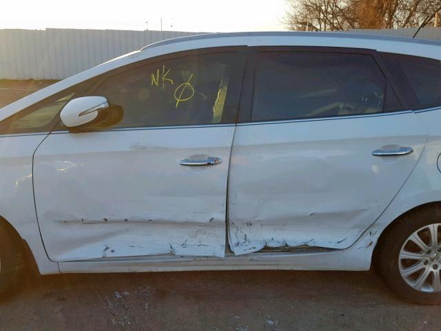 KNAHU8A38E7053863 - 2014 KIA RONDO WHITE photo 9