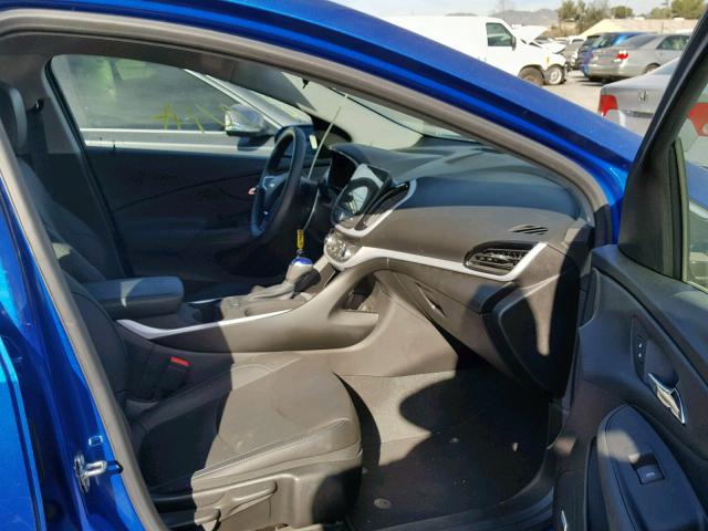 1G1RC6S57JU140088 - 2018 CHEVROLET VOLT LT BLUE photo 5