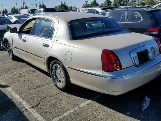 1LNHM83W3YY809295 - 2000 LINCOLN TOWN CAR C CREAM photo 3