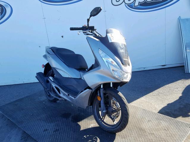 RLHKF1803GY101398 - 2016 HONDA PCX 150 SILVER photo 1