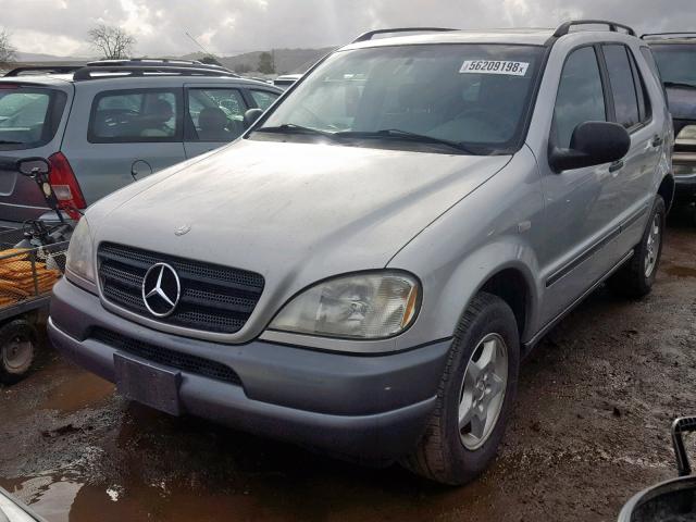 4JGAB54EXWA023009 - 1998 MERCEDES-BENZ ML 320 SILVER photo 2