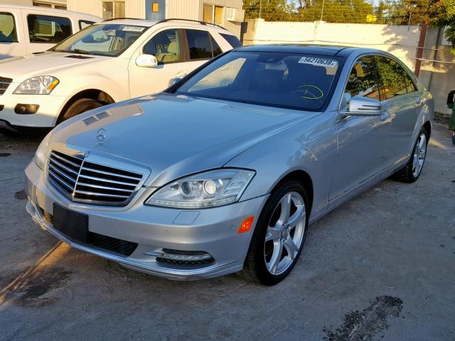 WDDNG9EB9DA518405 - 2013 MERCEDES-BENZ S 550 4MAT SILVER photo 2